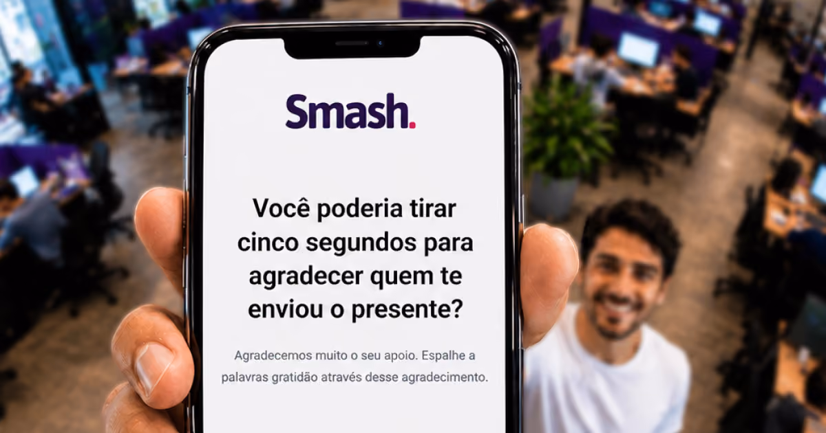 Foto de mão segurando um celular com a tela da Smash perguntando se a pessoa pode tirar cinco segundos para agradecer quem enviou o presente