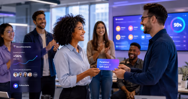 Cena de escritório em que colaboradora entrega um gift card roxo a um colega enquanto a equipe aplaude, com painéis de indicadores ao fundo