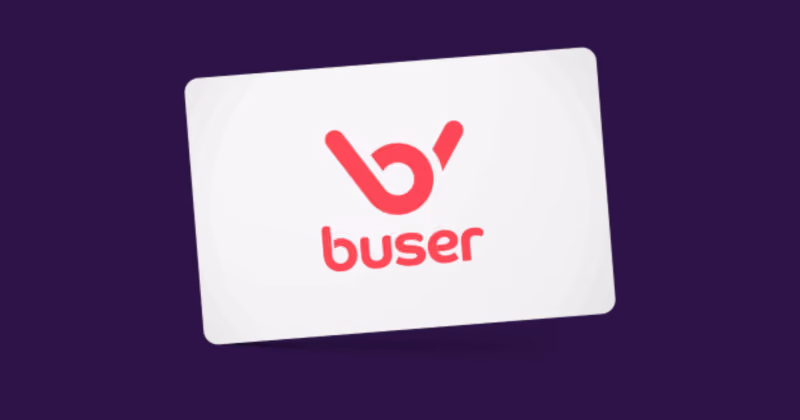 Cartão presente branco estampado com o logotipo rosa da Buser, sobre fundo roxo escuro