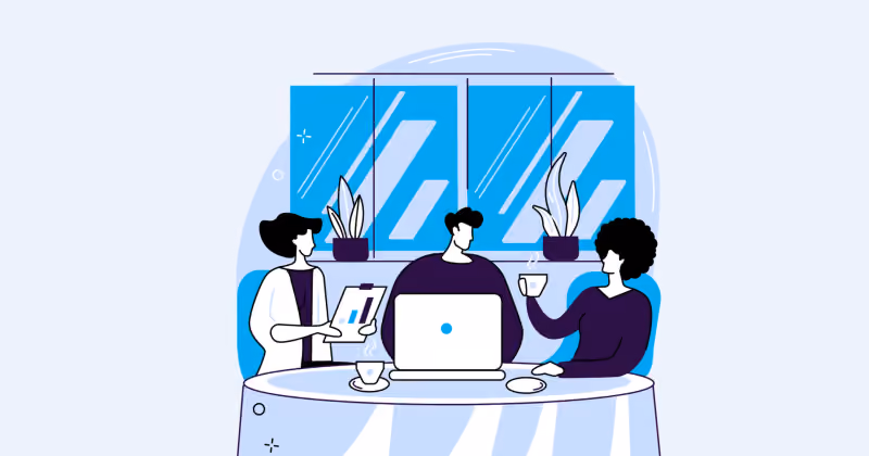 Ilustração de três colegas reunidos ao redor de uma mesa redonda com notebook e xícaras de café, diante de janelas