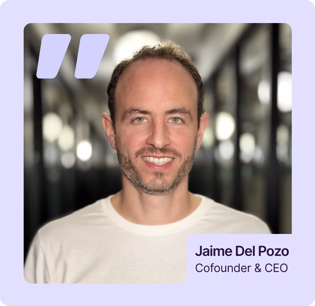 Retrato de Jaime Del Pozo, cofundador e CEO da Smash, sorrindo num corredor de escritório, com o nome e o cargo escritos sobre a foto