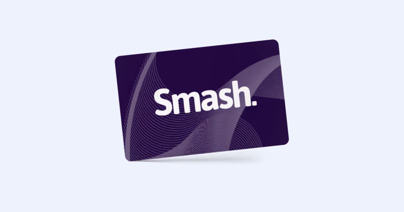 Cartão digital roxo com a marca Smash em branco, inclinado e com sombra suave sobre fundo azul-claro