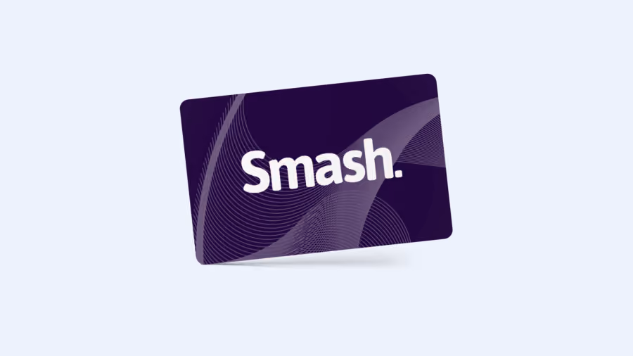 Cartão digital roxo com a marca Smash em branco, inclinado e com sombra suave sobre fundo azul-claro