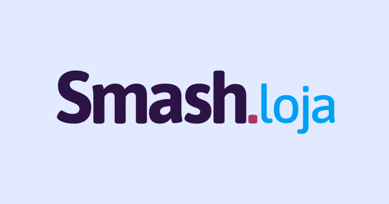 Logotipo Smash.loja em roxo escuro, com ponto magenta e a palavra loja em azul-ciano, centralizado em fundo azul-claro